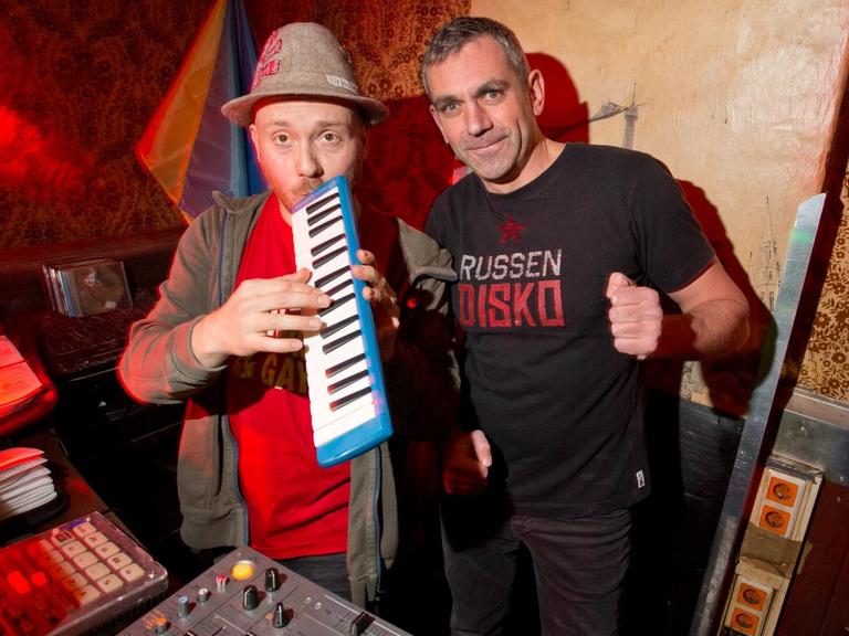 Yuriy Gurzhy (l) und der Autor Wladimir Kaminer legen auf ihrer Partyreihe "Russendisko" in Berlin auf
