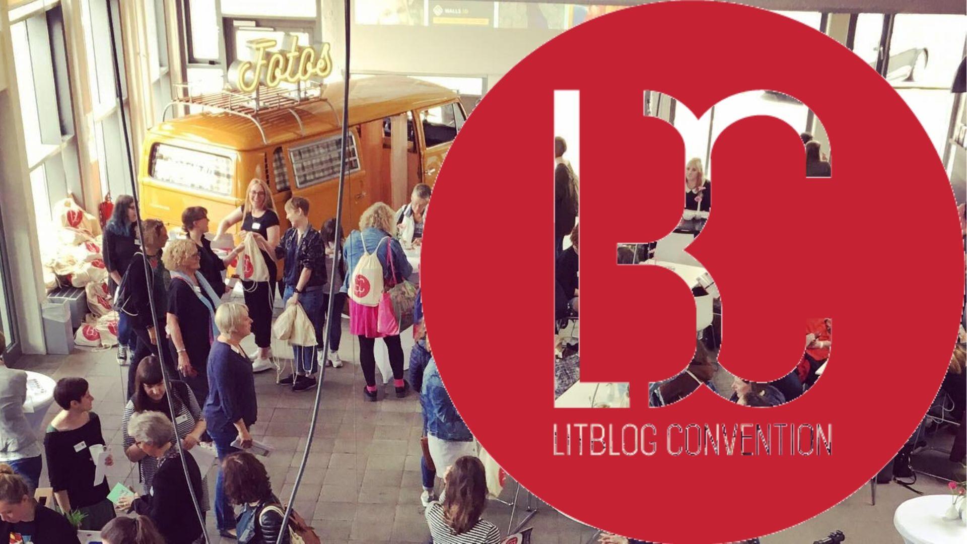 Zu sehen sind Teilnehmer der LitBlog Convention vor einem dunkelgelben VW-Bulli sowie das LitBlog Convention Logo Zu sehen sind Teilnehmer der LitBlog Convention vor einem dunkelgelben VW-Bulli sowie das LitBlog Convention Logo