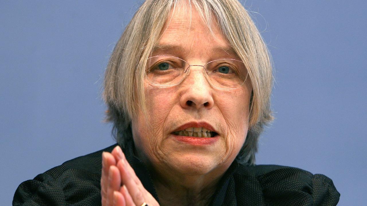 Antje Vollmer (Grüne), die Vorsitzende des Runden Tisches zur Heimerziehung in den 50er und 60er Jahren, spricht am Montag (13.12.2010) im Haus der Bundespressekonferenz in Berlin. Vollmer stellte die Ergebnisse und den Abschlussbericht des Runden Tisches vor. Antje Vollmer (Grüne), die Vorsitzende des Runden Tisches zur Heimerziehung in den 50er und 60er Jahren, spricht am Montag (13.12.2010) im Haus der Bundespressekonferenz in Berlin. Vollmer stellte die Ergebnisse und den Abschlussbericht des Runden Tisches vor.