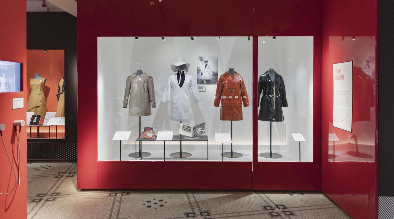 Exponate in der Ausstellung "Mary Quant" im Victoria & Albert Museum in London. Exponate in der Ausstellung "Mary Quant" im Victoria & Albert Museum in London.