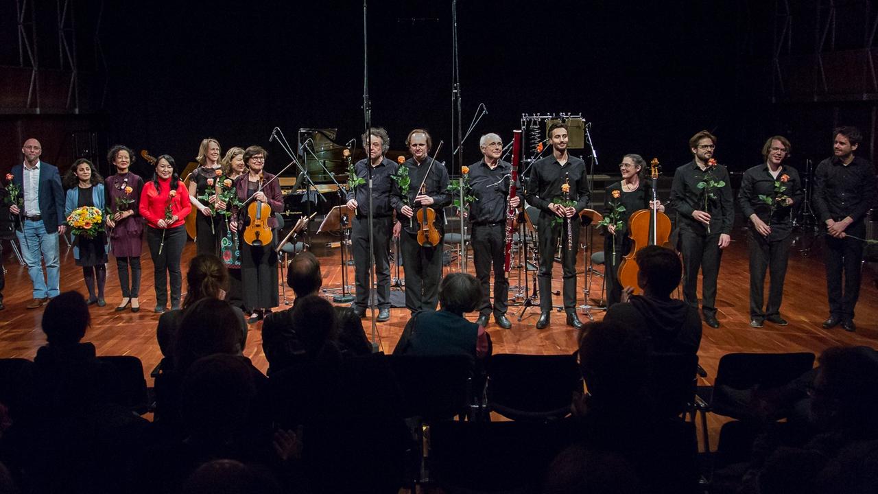 Zum Abschluss Applaus stehen das Ensemble Aventure mit den Komponisten auf der Bühne beim Forum neuer Musik Zum Abschluss Applaus stehen das Ensemble Aventure mit den Komponisten auf der Bühne beim Forum neuer Musik