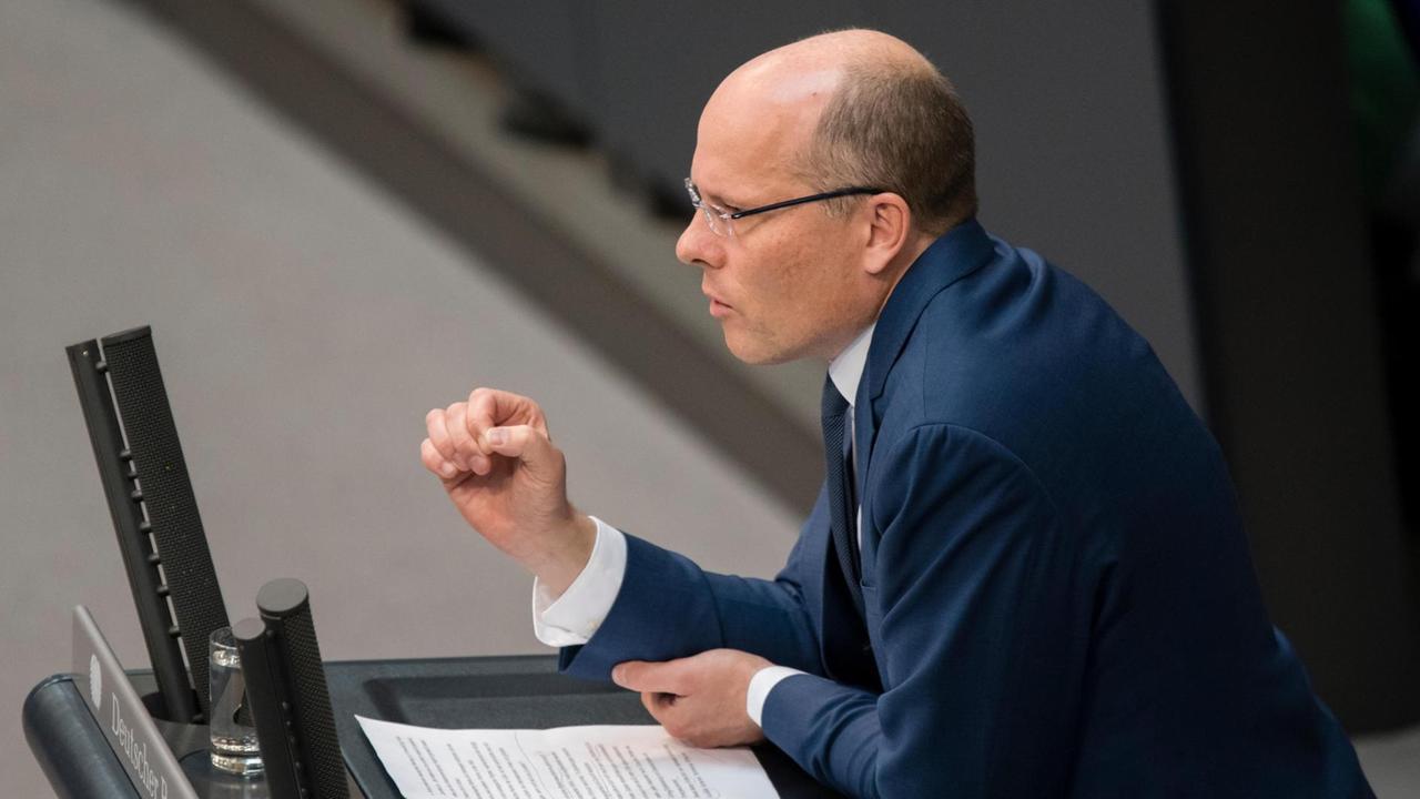 Der Bundestagsabgeordnete Peter Beyer (CDU/CSU) spricht während einer  Sitzung des Bundestages in Berlin.