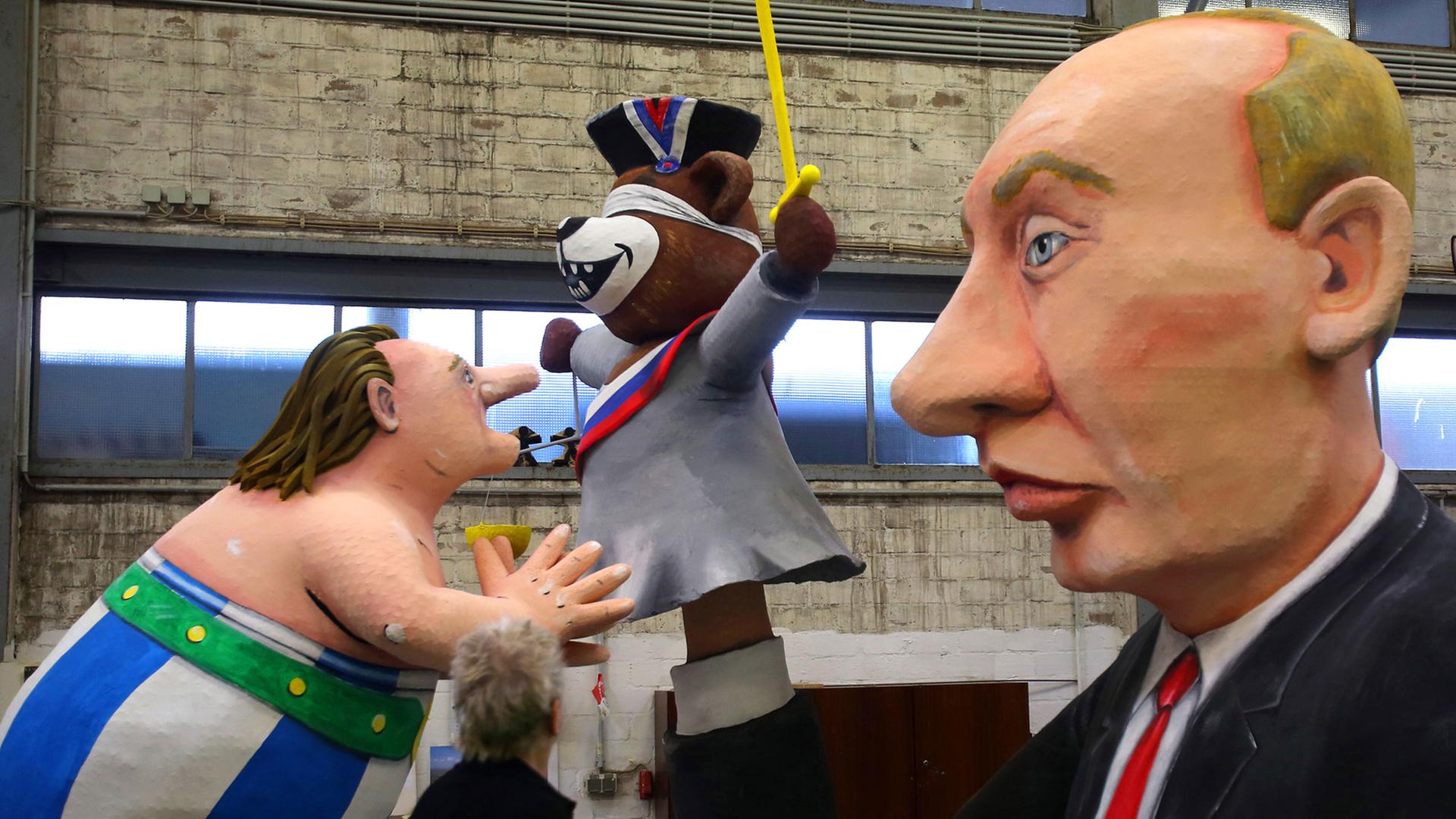 Ein Motivwagen für den Rosenmontagsumzug zeigt am 05.02.2013 in Köln (Nordrhein-Westfalen) den russischen Staatschef Putin mit dem Schauspieler Gerard Depardieu als Obelix. Foto: Oliver Berg/dpa Ein Motivwagen für den Rosenmontagsumzug zeigt am 05.02.2013 in Köln (Nordrhein-Westfalen) den russischen Staatschef Putin mit dem Schauspieler Gerard Depardieu als Obelix. Foto: Oliver Berg/dpa