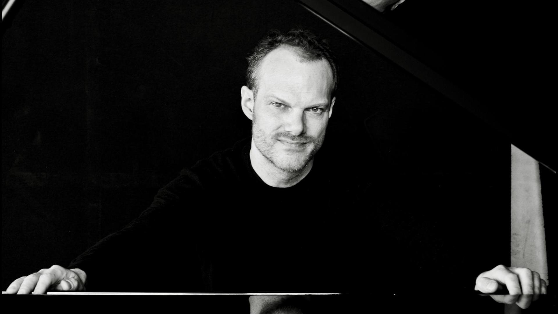 Der Pianist und Dirigent Lars Vogt sitzt an einem Flügel (Aufnahme aus 2016) Der Pianist und Dirigent Lars Vogt sitzt an einem Flügel (Aufnahme aus 2016)