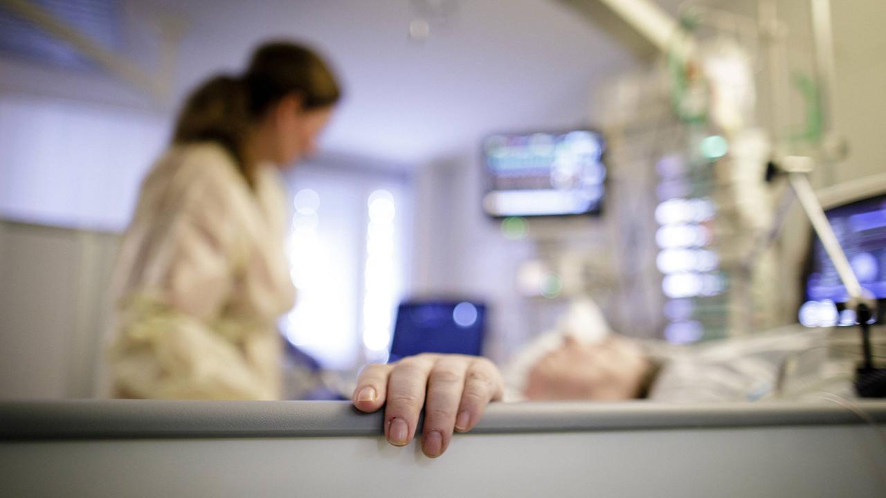 Eine Ärztin betreut eine Patientin auf der Intensivstation. Eine Ärztin betreut eine Patientin auf der Intensivstation.
