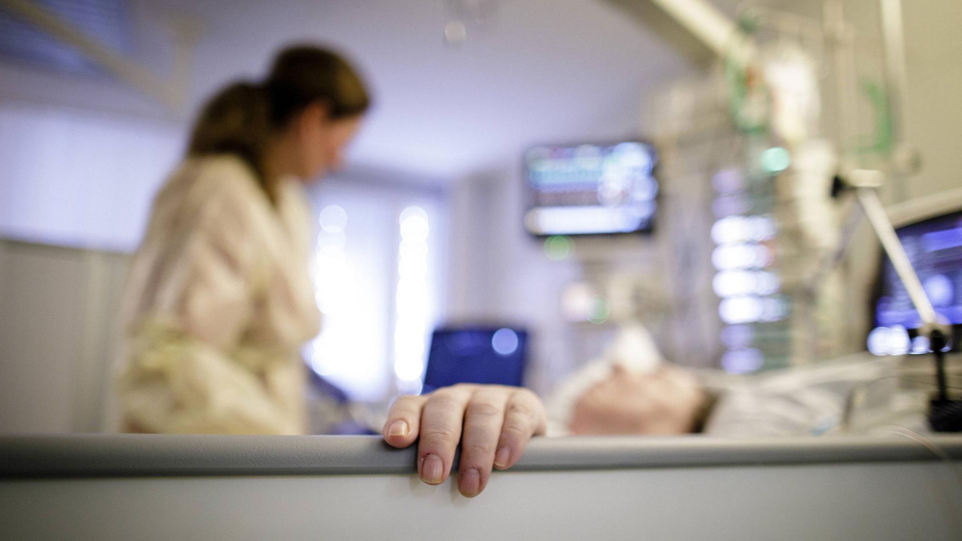 Eine Ärztin betreut eine Patientin auf der Intensivstation. Eine Ärztin betreut eine Patientin auf der Intensivstation.