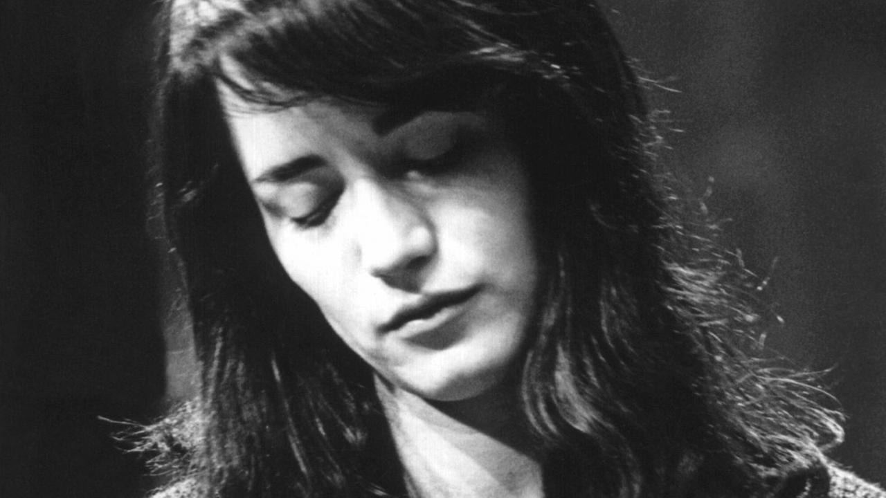 Die weltweit gefeierte argentinische Pianistin Martha Argerich in einer Aufnahme vom März 1965 als Teilnehmerin (und spätere Siegerin) des VII. Internationalen Chopin Klavierwettbewerbs in Warschau (Polen). | Die weltweit gefeierte argentinische Pianistin Martha Argerich in einer Aufnahme vom März 1965 als Teilnehmerin (und spätere Siegerin) des VII. Internationalen Chopin Klavierwettbewerbs in Warschau (Polen). |