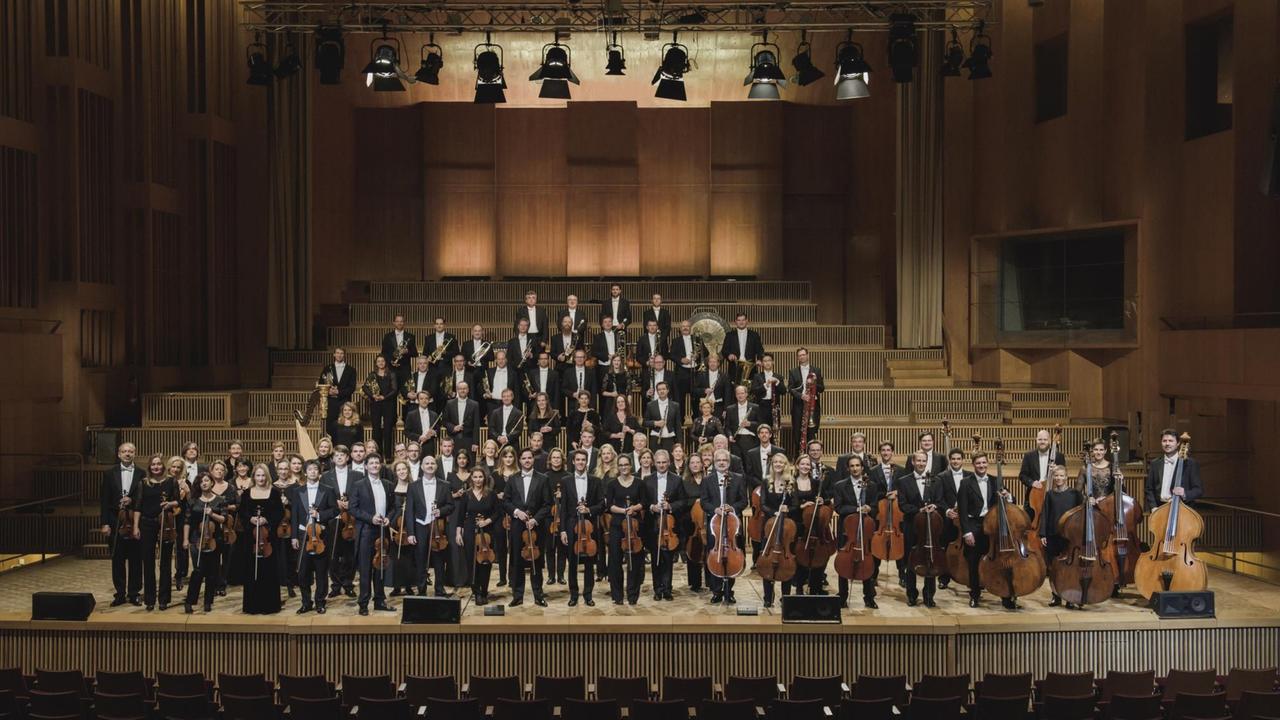 Das Orchester steht auf der Bühne des großen Sendesaales des Berliner Funkhauses in der Masurenallee. Das Orchester steht auf der Bühne des großen Sendesaales des Berliner Funkhauses in der Masurenallee.