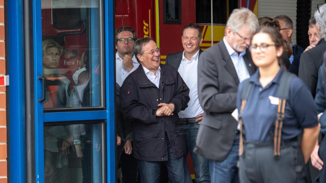 Armin Laschet (CDU), Ministerpräsident von Nordrhein-Westfalen, lacht, während Bundespräsident Steinmeier ein Pressestatement gibt. Armin Laschet (CDU), Ministerpräsident von Nordrhein-Westfalen, lacht, während Bundespräsident Steinmeier ein Pressestatement gibt.