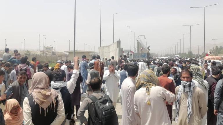 Zahlreiche Menschen warten vor dem Eingang des Flughafens von Kabul Zahlreiche Menschen warten vor dem Eingang des Flughafens von Kabul