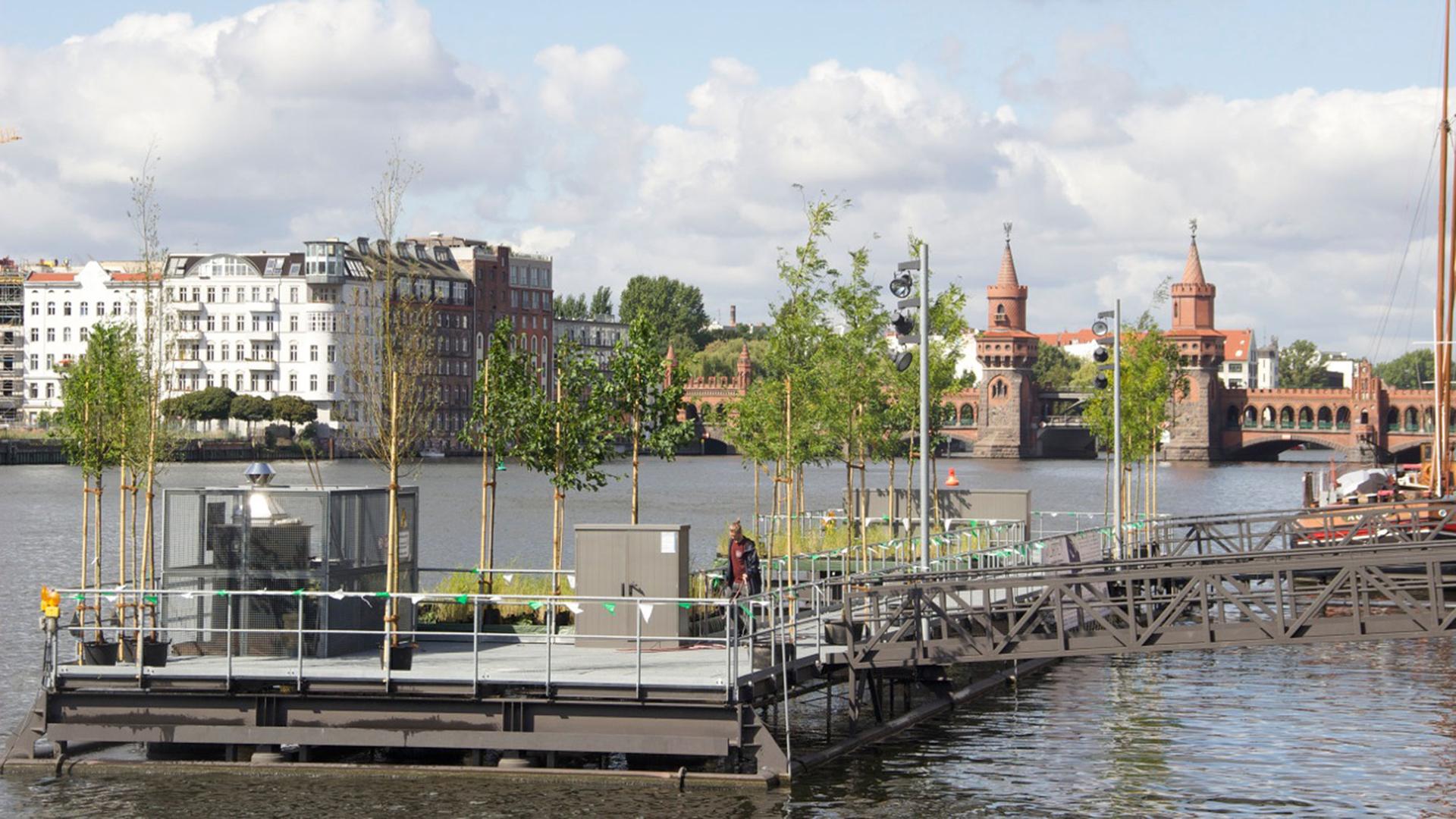 Auf einer Plattform auf der Spree wachsen Bäume und Gras Auf einer Plattform auf der Spree wachsen Bäume und Gras