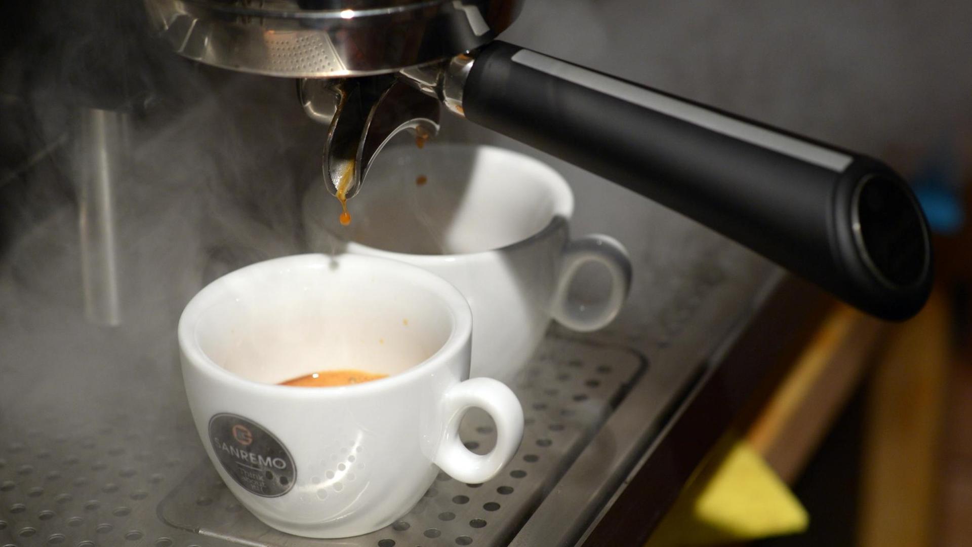 Kaffee fließt am 17.09.2014 auf der Spezialitätenkaffeemesse «Kaffeecampus» in Berlin in zwei Tassen. Zum «Kaffeecampus» vom 17.-19. September in der Bundeshauptstadt treffen sich Experten aus aller Welt - und messen dabei auch ihr Können. Foto: Rainer Jensen/dpa Kaffee fließt am 17.09.2014 auf der Spezialitätenkaffeemesse «Kaffeecampus» in Berlin in zwei Tassen. Zum «Kaffeecampus» vom 17.-19. September in der Bundeshauptstadt treffen sich Experten aus aller Welt - und messen dabei auch ihr Können. Foto: Rainer Jensen/dpa