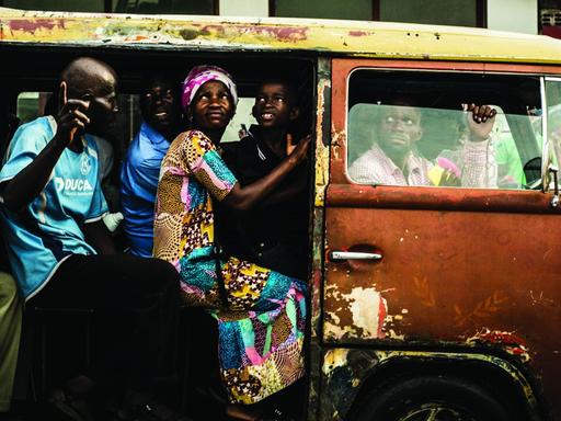 Einwohner Kinshasas in einem Minibus - Aus der Serie "Moving Kinshasa" 2017