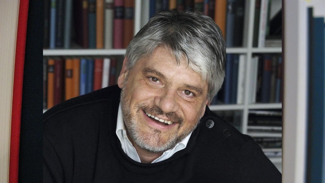 Euripides: "Die großen Stücke" übertragen von Raoul Schrott
Zu sehen ist ein Porträt des Schriftstellers und Literaturwissenschaftlers Raoul Schrott Euripides: "Die großen Stücke" übertragen von Raoul Schrott
Zu sehen ist ein Porträt des Schriftstellers und Literaturwissenschaftlers Raoul Schrott