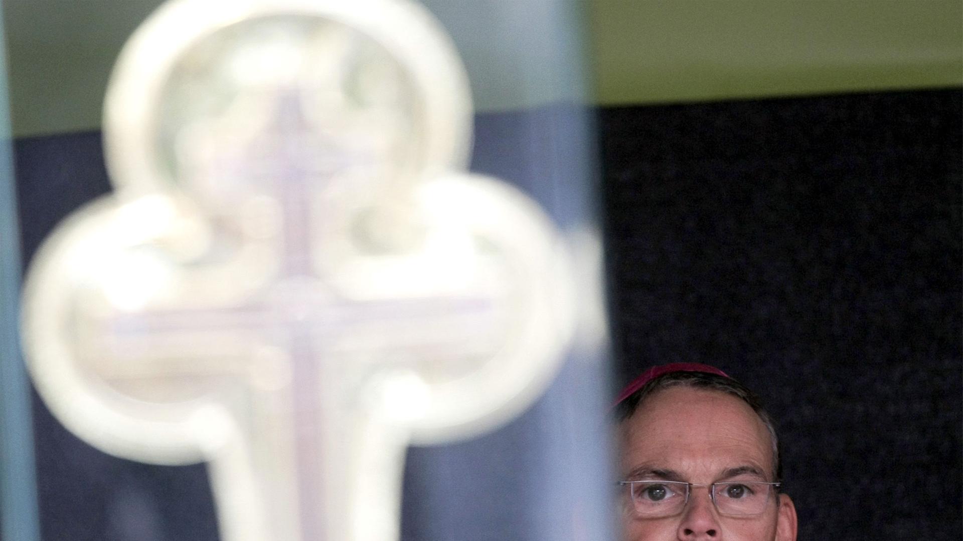 Bischof Franz-Peter Tebartz-van Elst bei einem seiner letzten Gottesdienst in der Diözese Limburg im September 2013 Bischof Franz-Peter Tebartz-van Elst bei einem seiner letzten Gottesdienst in der Diözese Limburg im September 2013