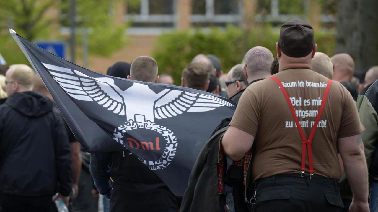 Teilnehmer eines Aufmarsches der rechtsextremen Gruppierung "Der dritte Weg" am 01.05.2015 in Saalfeld (Thüringen) 