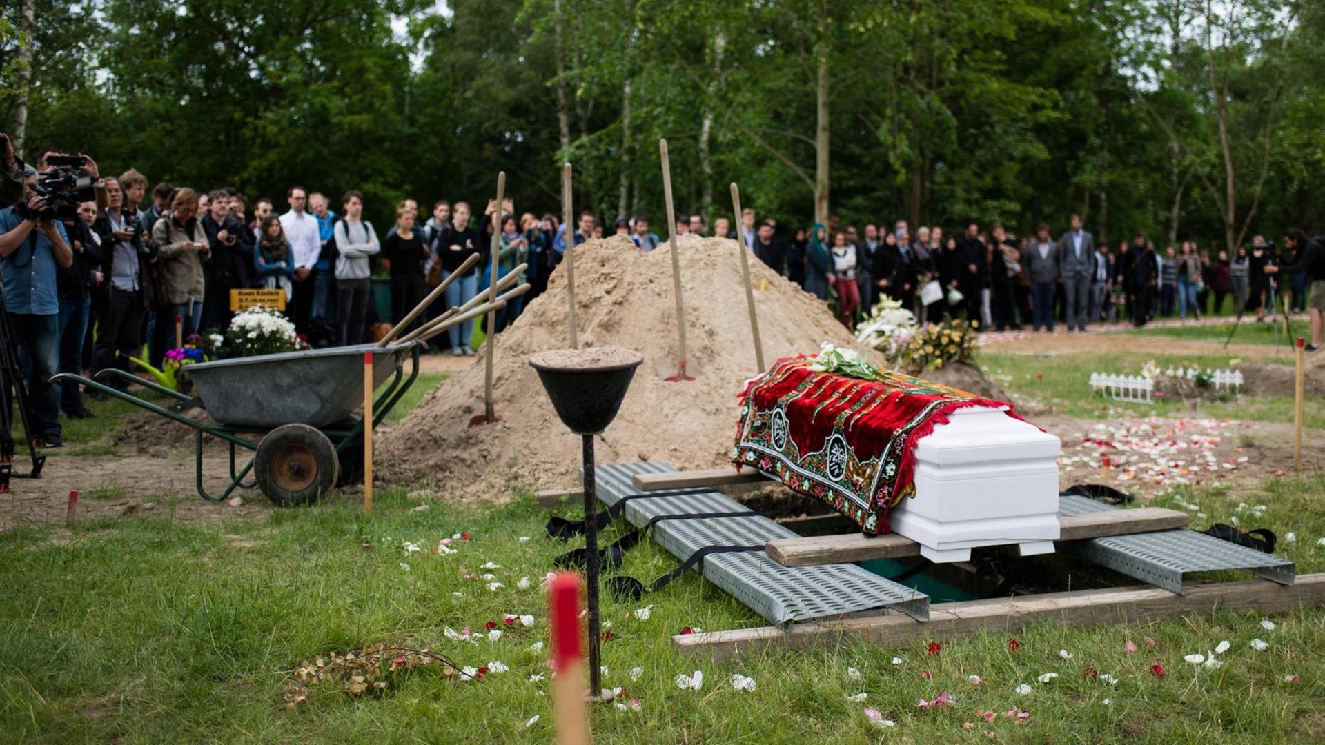 Der Sarg mit der Leiche einer im Mittelmeer ertrunkene Syrerin steht am 16.06.2015 während der Bestattung auf dem muslimischen Teil des Friedhofs Berlin-Gatow. Der Sarg mit der Leiche einer im Mittelmeer ertrunkene Syrerin steht am 16.06.2015 während der Bestattung auf dem muslimischen Teil des Friedhofs Berlin-Gatow.