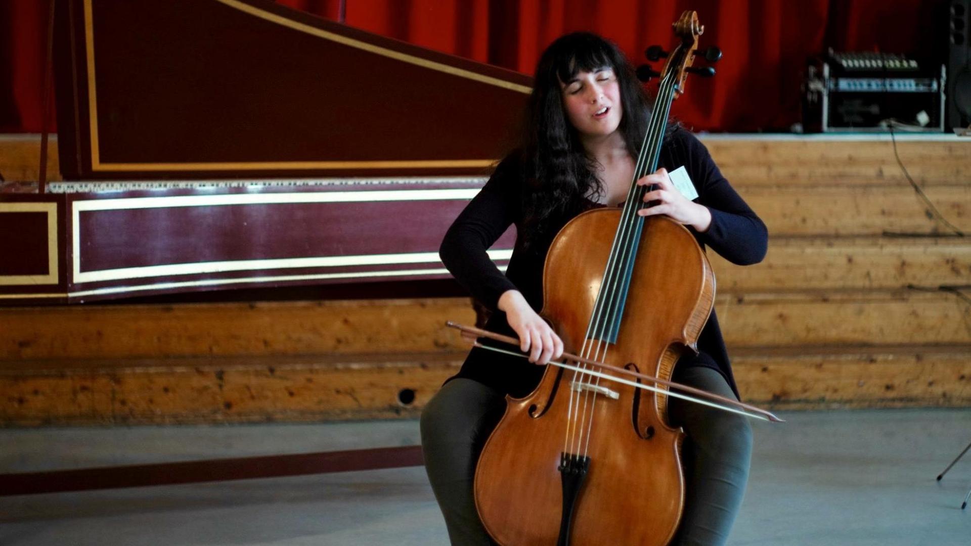 Die Cellistin Amarilis Dueñas Castán spielt auf ihrem Instrument Die Cellistin Amarilis Dueñas Castán spielt auf ihrem Instrument