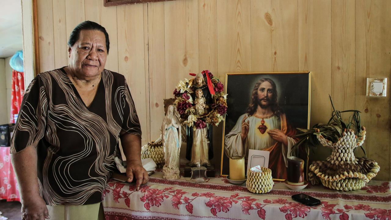 Viviane Arakino in ihrem Wohnzimmer - Glaube gibt ihr Kraft Viviane Arakino in ihrem Wohnzimmer - Glaube gibt ihr Kraft