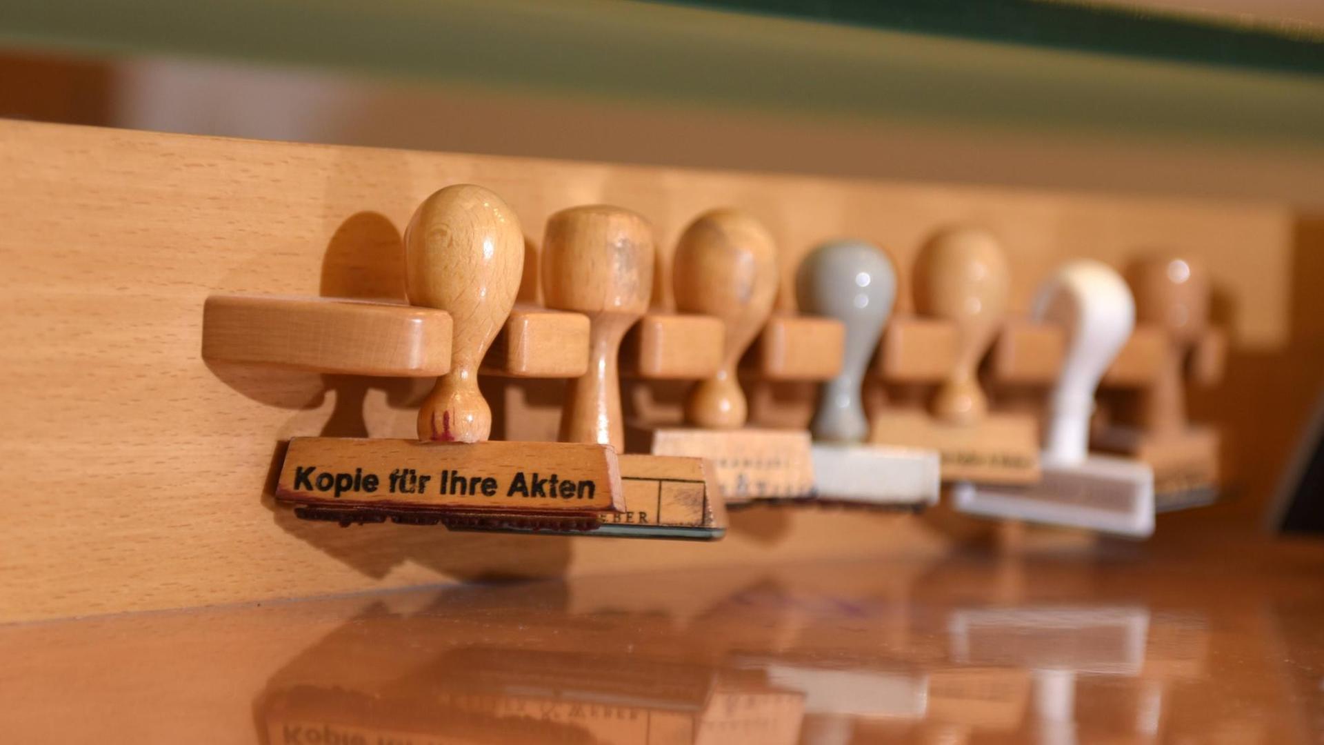 Symbolbild Steuerbüro Stempel "Kopie für Ihre Akten " Symbolbild Steuerbüro Stempel "Kopie für Ihre Akten "