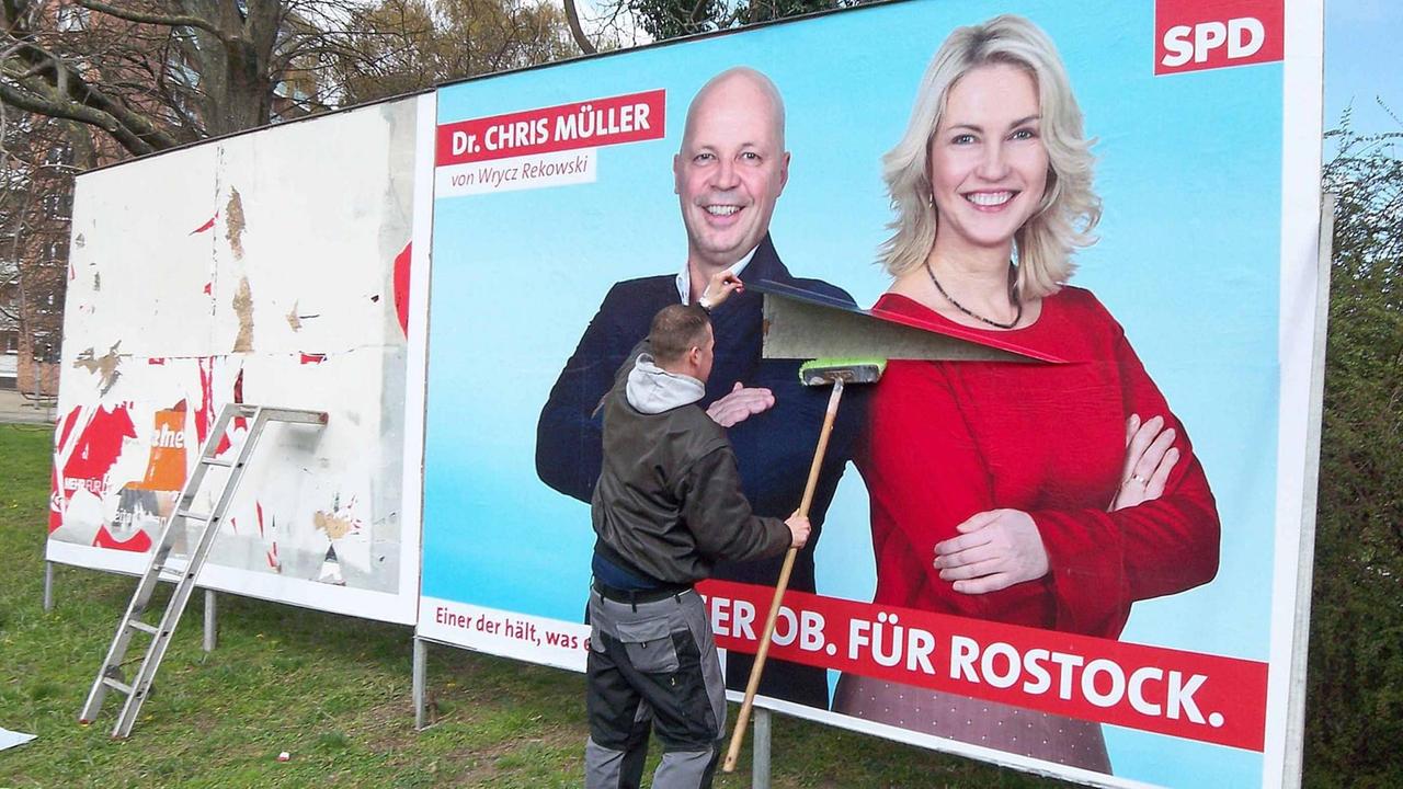 Plakatierung der Wahlwerbung zur Wahl des Bürgermeisters in der Hansestadt Rostock. Zu sehen ist ein Plakat der SPD auf dem Finanz- und Bausenator Chris Müller-von Wrycz Rekowski sowie die Ministerpräsidentin von Mecklenburg-Vorpommern, Manuela Schwesig, abgebildet sind.