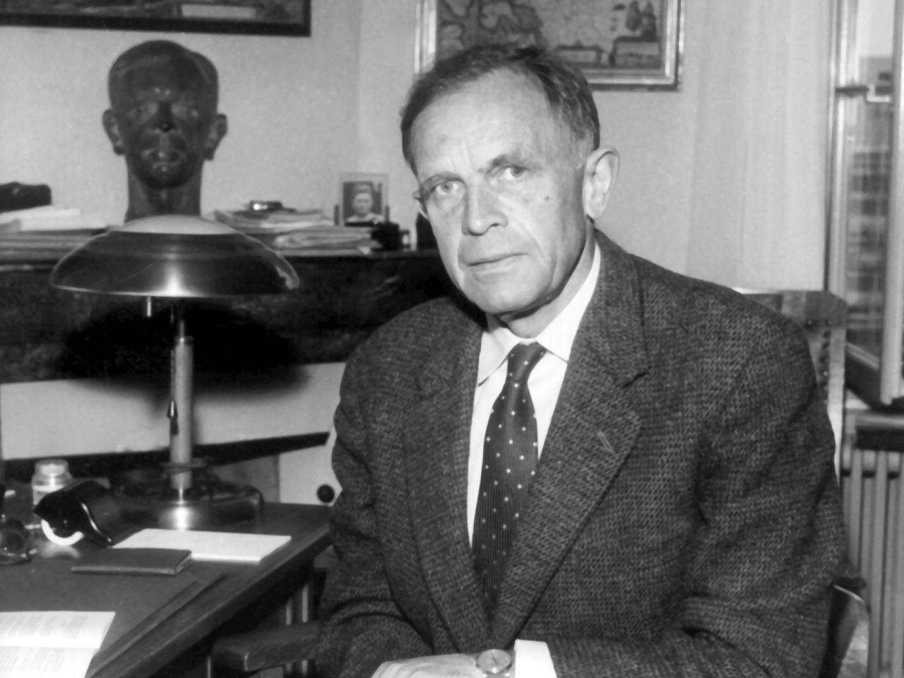 Undatierte Aufnahme des deutschen Soziologen und Wirtschaftswissenschaftlers Professor Wilhelm Roepke. Er wurde als einer der maßgebenden Wortführer des Neoliberalismus in der Wirtschaft bekannt. Undatierte Aufnahme des deutschen Soziologen und Wirtschaftswissenschaftlers Professor Wilhelm Roepke. Er wurde als einer der maßgebenden Wortführer des Neoliberalismus in der Wirtschaft bekannt.