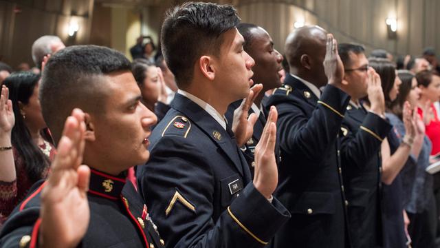 Bei einer feierlichen Zeremonie in Virginia schwören neue US-Soldaten auf die Verfassung. Die meisten stammen aus dem Ausland und ihr Armee-Dienst ermöglicht ihnen die Staatsbürgerschaft.