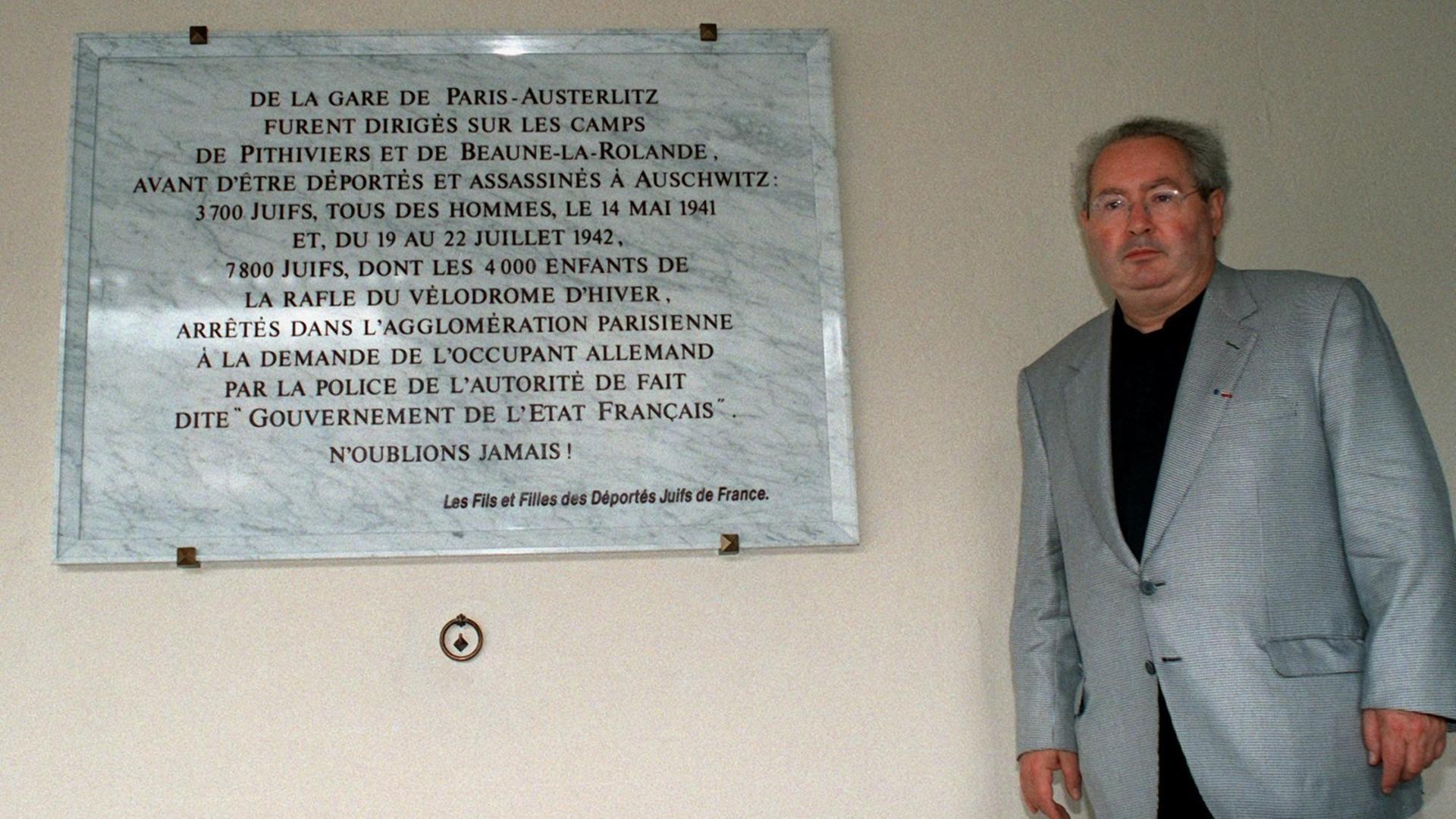 Der prominente französische Rechtsanwalt Serge Klarsfeld posiert vor der Vel d'Hiv-Gedenktafel, die am am Bahnhof Paris-Austerlitz eingeweiht wurde. Die Tafel soll insbesondere an die Deportation von 4 000 jüdischen Kindern in den Jahren 1941 und 1942 von Paris in deutsche Todeslager erinnern. Am Morgen des 16. Juli 1942 hatte die französische Polizei begonnen, alle Menschen jüdischen Glaubens von Paris im "Vel d'Hiv" - dem früheren Standort der Winterrennbahn der Stadt - zusammenzutreiben. Fünf Tage später wurden sie in Viehwaggons nach Auschwitz deportiert. | Der prominente französische Rechtsanwalt Serge Klarsfeld posiert vor der Vel d'Hiv-Gedenktafel, die am am Bahnhof Paris-Austerlitz eingeweiht wurde. Die Tafel soll insbesondere an die Deportation von 4 000 jüdischen Kindern in den Jahren 1941 und 1942 von Paris in deutsche Todeslager erinnern. Am Morgen des 16. Juli 1942 hatte die französische Polizei begonnen, alle Menschen jüdischen Glaubens von Paris im "Vel d'Hiv" - dem früheren Standort der Winterrennbahn der Stadt - zusammenzutreiben. Fünf Tage später wurden sie in Viehwaggons nach Auschwitz deportiert. |