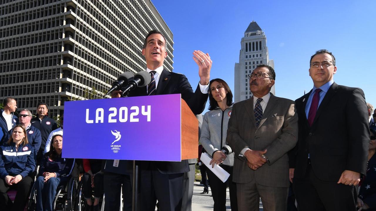 Los Angeles' Bürgermeister Eric Garcetti verkündet am 25. Januar 2017 die Zustimmung des Stadtrates zur Olympia-Bewerbung 2024. Los Angeles' Bürgermeister Eric Garcetti verkündet am 25. Januar 2017 die Zustimmung des Stadtrates zur Olympia-Bewerbung 2024.