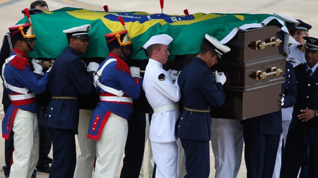 Militärs tragen eine Sarg mit einer brasilianischen Flagge