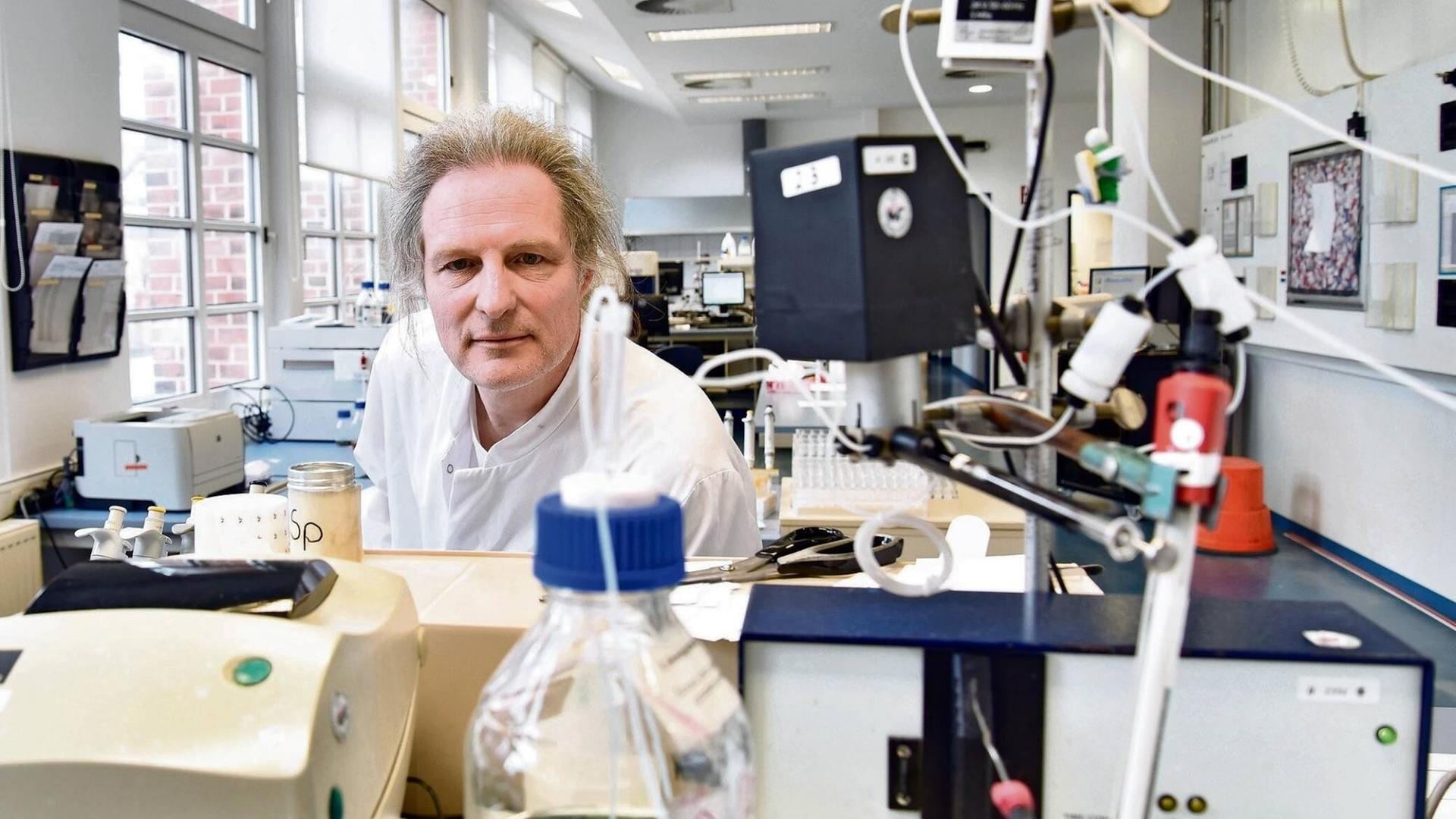 Olfert Landt, Geschäftsführer von TIB Milbiol in Berlin-Tempelhof, entwickelt und produziert mit seiner Firma Modular Kit Sets für den Test gegen den neuen Virus Corona.
