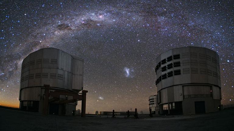 Die beiden Magellanschen Wolken am Südhimmel zwischen den Schutzbauten des Very Large Telescopes der ESO auf dem Cerro Paranal. Die beiden Magellanschen Wolken am Südhimmel zwischen den Schutzbauten des Very Large Telescopes der ESO auf dem Cerro Paranal.