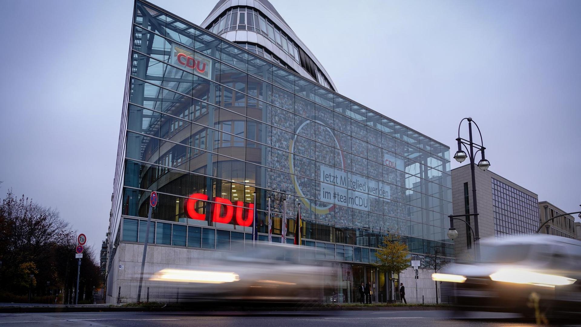 Autos fahren am frühen Morgen an der CDU-Parteizentrale, dem Konrad-Adenauer-Haus, vorbei. Autos fahren am frühen Morgen an der CDU-Parteizentrale, dem Konrad-Adenauer-Haus, vorbei.