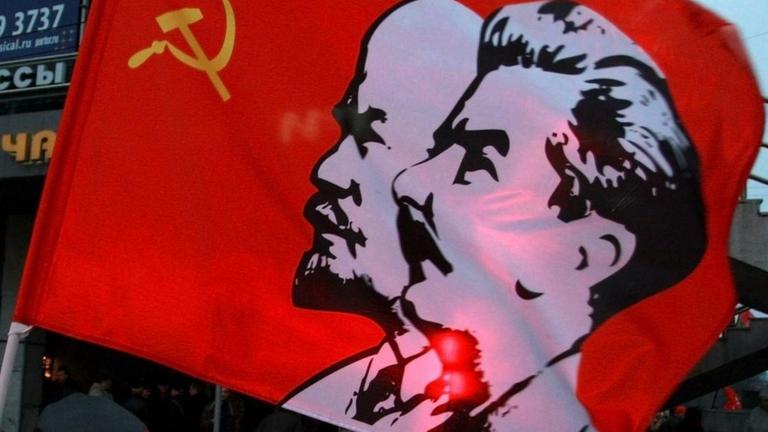 Russische Kommunisten marschieren zum 95. Jahrestag der Oktoberrevolution in Moskau. Russische Kommunisten marschieren zum 95. Jahrestag der Oktoberrevolution in Moskau.
