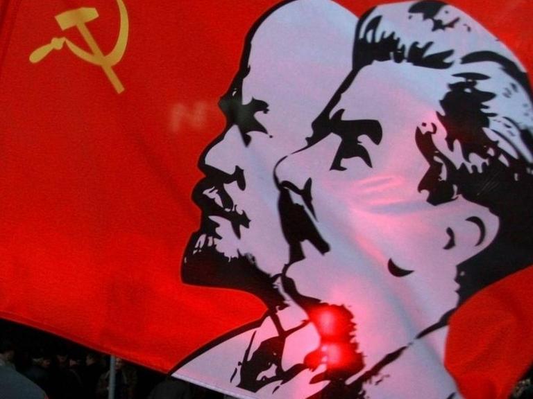 Russische Kommunisten marschieren zum 95. Jahrestag der Oktoberrevolution in Moskau.