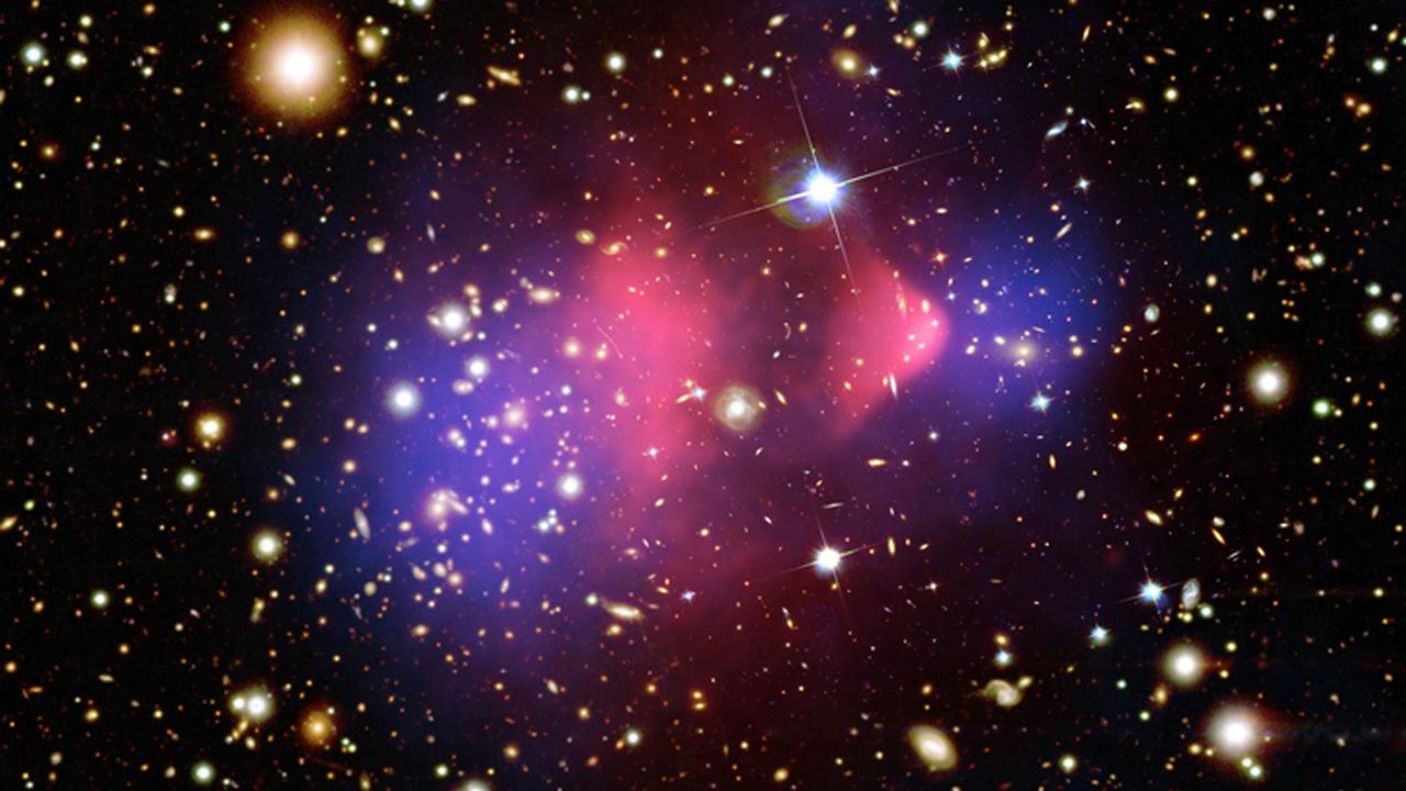 Aufnahmen vom Hubble Space Teleskop und dem Chandra X-Ray Observatorium. Aufnahmen vom Hubble Space Teleskop und dem Chandra X-Ray Observatorium.