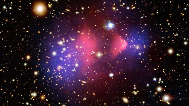 Dunkle Materie, aufgenommen vom Hubble Space Teleskop und dem Chandra X-Ray Observatorium. Auf dem Bild sind Sterne zu sehen und eine Art lila-rosafarbenen Nebels.