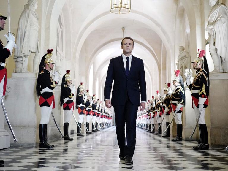 Der französische Präsident Emmanuel Macron auf dem Weg zu seiner Grundsatzrede im Schloss von Versailles am 3. Juli 2017.
