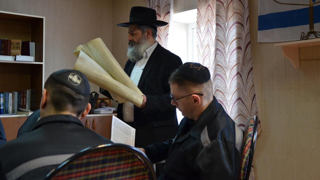Der Rabbiner Ifrah Abramow begleitet die Purim Feier im Gefängnis.