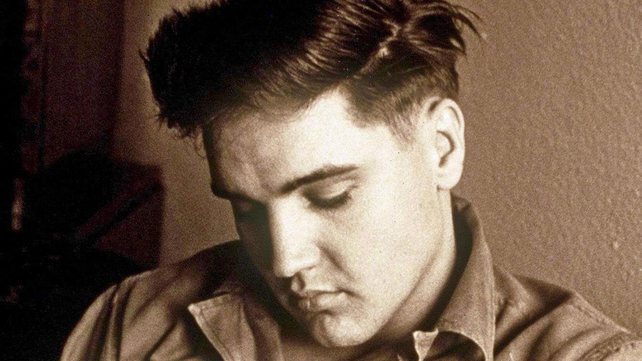 Undatierte Aufnahme von Elvis Presley in der Armee. (1958-1960 als Sergant). Undatierte Aufnahme von Elvis Presley in der Armee. (1958-1960 als Sergant).