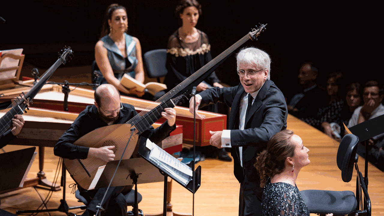 Giovanni Antonini dirigiert das Ensemble Il Giardino Armonico im Nationalen Musikforum Wrocław beim Festival Wratislavia Cantans.