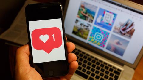 Smartphone zeigt ein Like auf Instagram