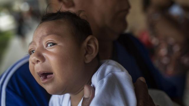 Joao Batista hält am 20.01.2016 seine einen Monat alte Tochter Alice Vitoria in Recife (Brasilien) im Arm, die an Mikrozephalie erkrankt ist.