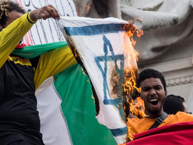 Demonstranten in Paris verbrennen am 26. Juli 2014 eine Flagge Israels aus Protest gegen den Gaza-Krieg.