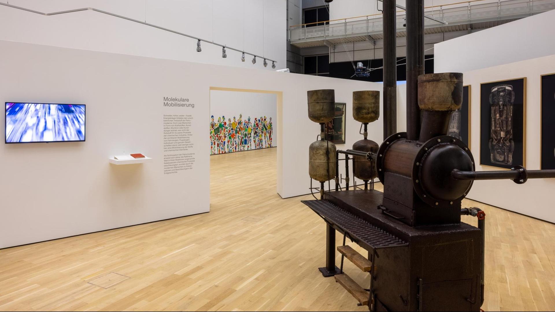 Ausstellungsraum mit eingebauten Wänden und einem alten Ofen-Exponat Ausstellungsraum mit eingebauten Wänden und einem alten Ofen-Exponat
