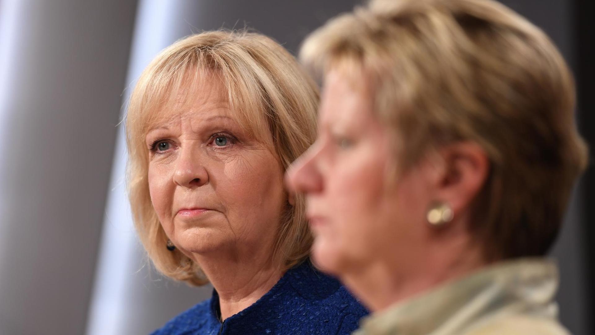Die bisherige NRW-Ministerpräsidentin Hannelore Kraft (l, SPD) und die NRW-Spitzenkandidatin der Grünen, Sylvia Löhrmann, stehen nach der Landtagswahl im Wahlstudio in Düsseldorf. Die bisherige NRW-Ministerpräsidentin Hannelore Kraft (l, SPD) und die NRW-Spitzenkandidatin der Grünen, Sylvia Löhrmann, stehen nach der Landtagswahl im Wahlstudio in Düsseldorf.