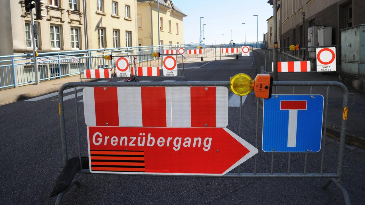 Gitter und Schilder, weisen am 24.3.2020 darauf hin, dass der deutsch-luxemburgischen Grenzübergang  geschlossen ist.