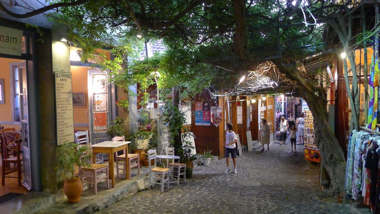 Molyvos liegt im Norden der griechischen Insel Lesbos Molyvos liegt im Norden der griechischen Insel Lesbos