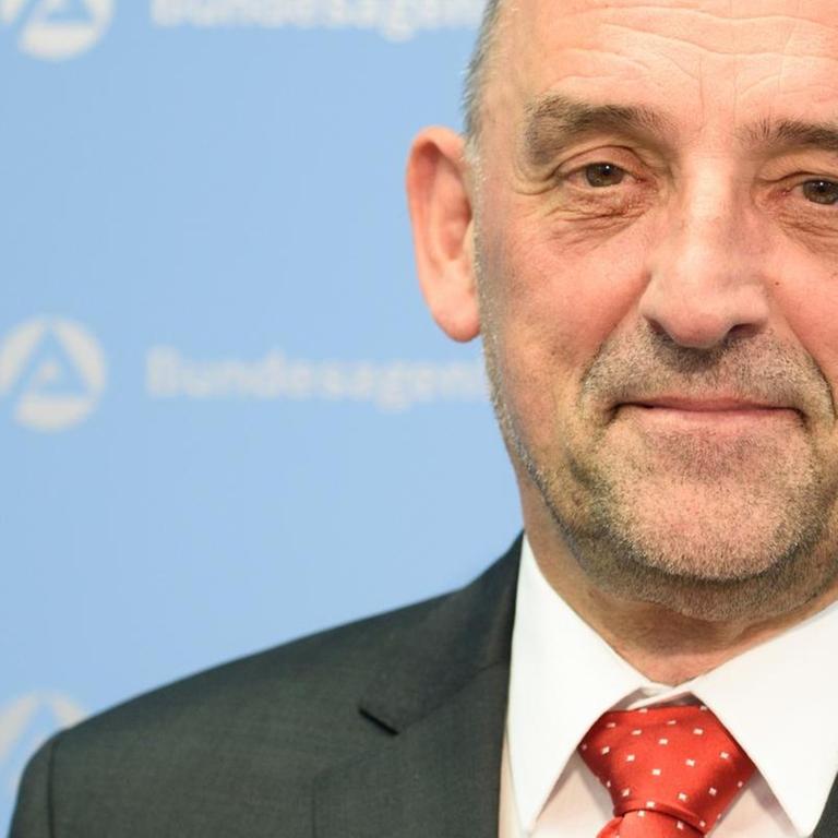Der designierte Vorstandschef der Bundesagentur für Arbeit (BA), Detlef Scheele, blickt in Nürnberg am Rande einer Pressekonferenz in der Zentrale der Bundesagentur zum Fotografen. 