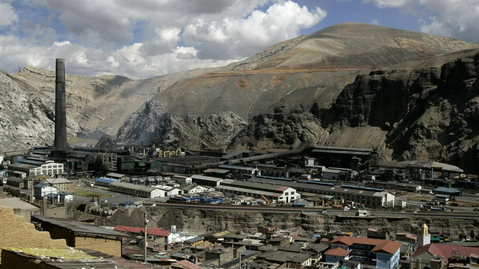 General view of La Oroya, the most polluted town in America, located in an Andean valley, 175 kilometres eastern Lima, Peru, 22 August 2008. La Oroya, with a population of 30.000 inhabitants, holds the headquarters of main metallurgic foundry in Peru, in charge of US Doe Run company. Last week an environmental organization included La Oroya as one of the ten most polluted places in the world. Foto: EFE/Paolo Aguilar +++(c) dpa - Report+++ | General view of La Oroya, the most polluted town in America, located in an Andean valley, 175 kilometres eastern Lima, Peru, 22 August 2008. La Oroya, with a population of 30.000 inhabitants, holds the headquarters of main metallurgic foundry in Peru, in charge of US Doe Run company. Last week an environmental organization included La Oroya as one of the ten most polluted places in the world. Foto: EFE/Paolo Aguilar +++(c) dpa - Report+++ |